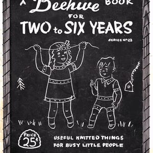 Op de afbeelding: Een zwart-witte illustratie op een krijtbordachtergrond van een meisje en een jongen die gebreide kleding dragen. De tekst luidt "A Beehive Book for Two to Six Years, Series No. 23, Price 25¢, Useful Knitted Things for Busy Little People, Patons & Baldwins Limited, Toronto 10."
