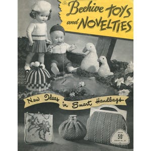 Puede incluir: Imagen en blanco y negro de una portada de revista vintage titulada "Beehive Toys and Novelties". La portada presenta muñecas, patos y bolsos de mano tejidos. Los bolsos se muestran debajo de las muñecas, mostrando varios diseños.