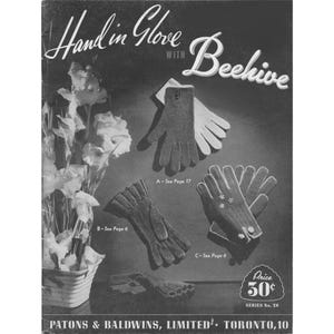 Puede incluir: Anuncio vintage en blanco y negro con varios estilos de guantes. El titular dice "Hand in Glove with Beehive". Se muestran varios pares de guantes, incluyendo diseños de punto y texturizados. El precio es de 50 centavos. El anuncio es de Patons & Baldwins, Limited, Toronto, 10.