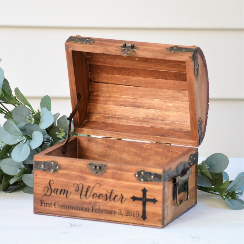 Puede incluir: Un cofre del tesoro de madera con tapa con bisagras, detalles de lat&oacute;n y una inscripci&oacute;n personalizada: "Sam Wooster - Primera Comuni&oacute;n 3 de febrero de 2019".
