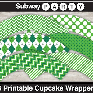 Op de afbeelding: Zes bedrukbare cupcake-verpakkingen met groene en witte patronen. De patronen omvatten chevron, stippen, argyle en strepen. De tekst "Subway Party" staat bovenaan de afbeelding.