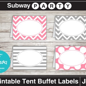 Pu&ograve; includere: Quattro etichette per buffet a tenda stampabili con diversi motivi: chevron rosa e bianco, chevron grigio e bianco, strisce grigie e bianche e pois rosa e bianchi. Ogni etichetta ha un ovale bianco per il testo. Le etichette sono modificabili con Canva. Il testo "Subway Party" &egrave; in alto nell'immagine. Il testo "Printable Tent Buffet Labels JPG" &egrave; in basso nell'immagine.