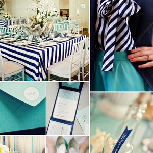 K&ouml;nnte beinhalten: Ein Inspiration Board f&uuml;r eine Hochzeit mit einem marineblauen und aquafarbenen Farbschema. Das Board zeigt eine Tischdekoration mit einer gestreiften Tischdecke, eine Hochzeitseinladung, ein Paar aquablaue Schuhe und eine Glasflasche mit Sand und einem Etikett mit der Aufschrift "Beside the Sands we fell in LOVE."