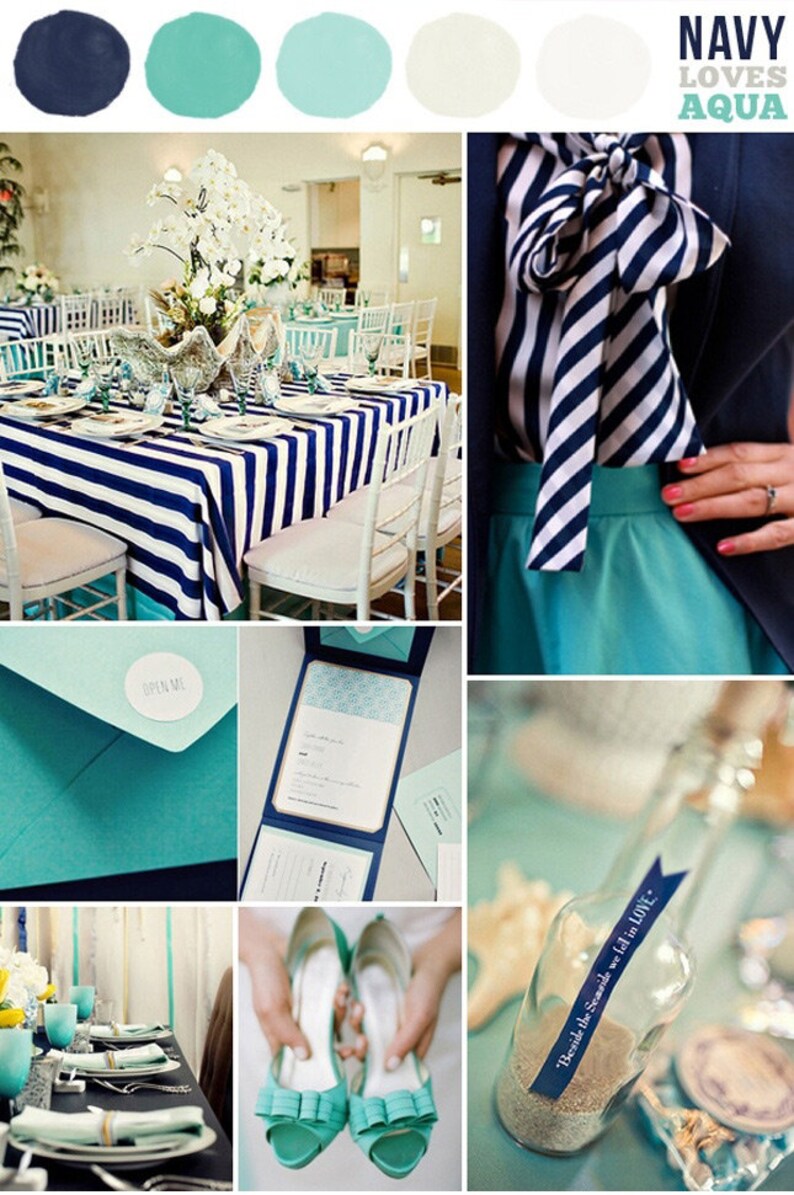 K&ouml;nnte beinhalten: Ein Inspiration Board f&uuml;r eine Hochzeit mit einem marineblauen und aquafarbenen Farbschema. Das Board zeigt eine Tischdekoration mit einer gestreiften Tischdecke, eine Hochzeitseinladung, ein Paar aquablaue Schuhe und eine Glasflasche mit Sand und einem Etikett mit der Aufschrift "Beside the Sands we fell in LOVE."