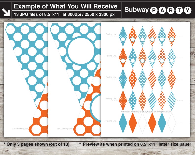 Op de afbeelding: Printbare Subway Party-banner met 13 pagina's met vlaggen van 8,5 x 11 inch. De vlaggen hebben een herhalend patroon van oranje en blauwe cirkels op een witte achtergrond. De vlaggen zijn ontworpen om uit te knippen en aan elkaar te rijgen om een banner te maken.