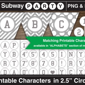Puede incluir: Personajes imprimibles del alfabeto y n&uacute;meros en c&iacute;rculos de 6,35 cm. Los personajes son blancos con un contorno gris y sobre un fondo blanco. Los personajes incluyen las letras A, B, C, H, I, P, R, T, Y, D y los n&uacute;meros 1, 2, 3, 4, 5, 7, 8, 0. Los personajes tambi&eacute;n est&aacute;n disponibles en un formato de banner con patrones de chevron, lunares y rayas grises y blancos.