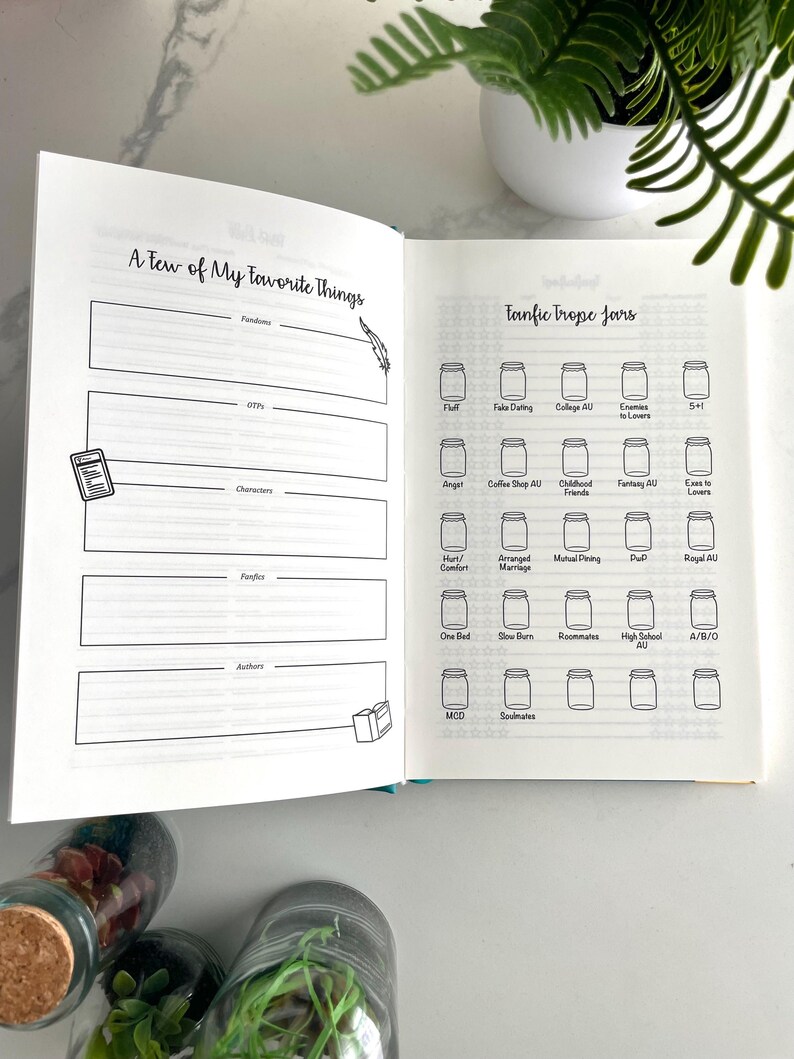 Peut inclure: Un carnet noir et blanc avec une liste de choses pr&eacute;f&eacute;r&eacute;es et une liste de tropes de fanfiction courants. Le carnet a une ic&ocirc;ne de plume et une ic&ocirc;ne de sac &agrave; main.