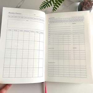 Pode incluir: Um planejador mensal com uma grade de calend&aacute;rio para o ano, uma se&ccedil;&atilde;o para datas importantes e uma lista de tarefas com espa&ccedil;o para metas, eventos e lembretes.