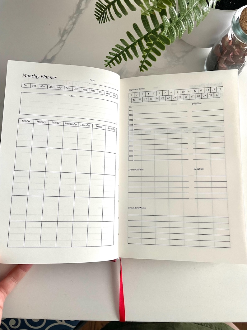 Pode incluir: Um planejador mensal com uma grade de calend&aacute;rio para o ano, uma se&ccedil;&atilde;o para datas importantes e uma lista de tarefas com espa&ccedil;o para metas, eventos e lembretes.