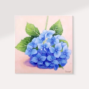 Könnte beinhalten: Ein Gemälde einer blauen Hortensienblüte mit grünen Blättern auf einem hellrosa Hintergrund. Das Gemälde ist unten rechts mit "E. Cowan" signiert.