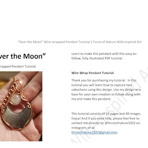 Op de afbeelding: Een draadgewikkelde hanger tutorial met de titel "Over the Moon" met een koperen draadhanger met een grijze en witte cabochon steen. De tutorial bevat 19 pagina's en 49 afbeeldingen. Neem contact op met de kunstenaar via @forceofnature1022 op Instagram of forceofnature1022@gmail.com.