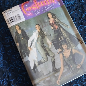 Puede incluir: Un patrón de costura Simplicity para disfraces para adultos. El patrón es para las tallas 6, 8, 10 y 12. El patrón muestra tres disfraces diferentes, todos con un estilo oscuro y gótico. El patrón se titula "Disfraces para adultos".