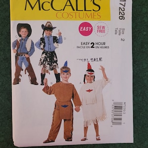 Op de afbeelding: Naai-patroon van McCall's Costumes voor kinderkostuums. Het patroon bevat instructies voor een cowboy-, cowgirl- en twee indiaanse kostuums. Het patroon is voor maat 2. Het patroon is in de uitverkoop.