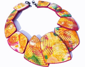 Precioso collar llamativo pintado a mano con arcilla polimérica.
