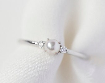 Freya - 14K White Gold Natural Japanese Akoya Pearl White Diamond 3 stone Ring