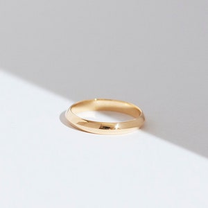 Atlas Knife Edge Band (3mm) - Solid 14K Yellow Gold Wedding Ring - Handmade Jewellery