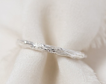 Aliança Arden (2 mm) - Aliança de casamento texturizada em ouro branco 14K com textura de casca de árvore - Joias artesanais