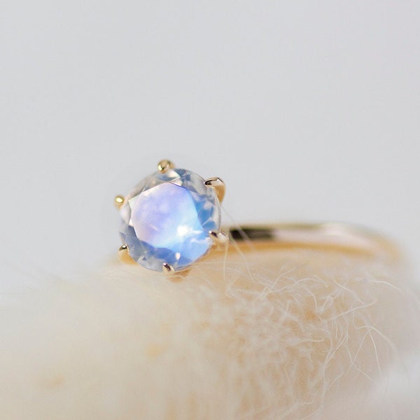 Delores - Rainbow Moonstone 14K Yellow Gold Ring - Handmade Jewellery