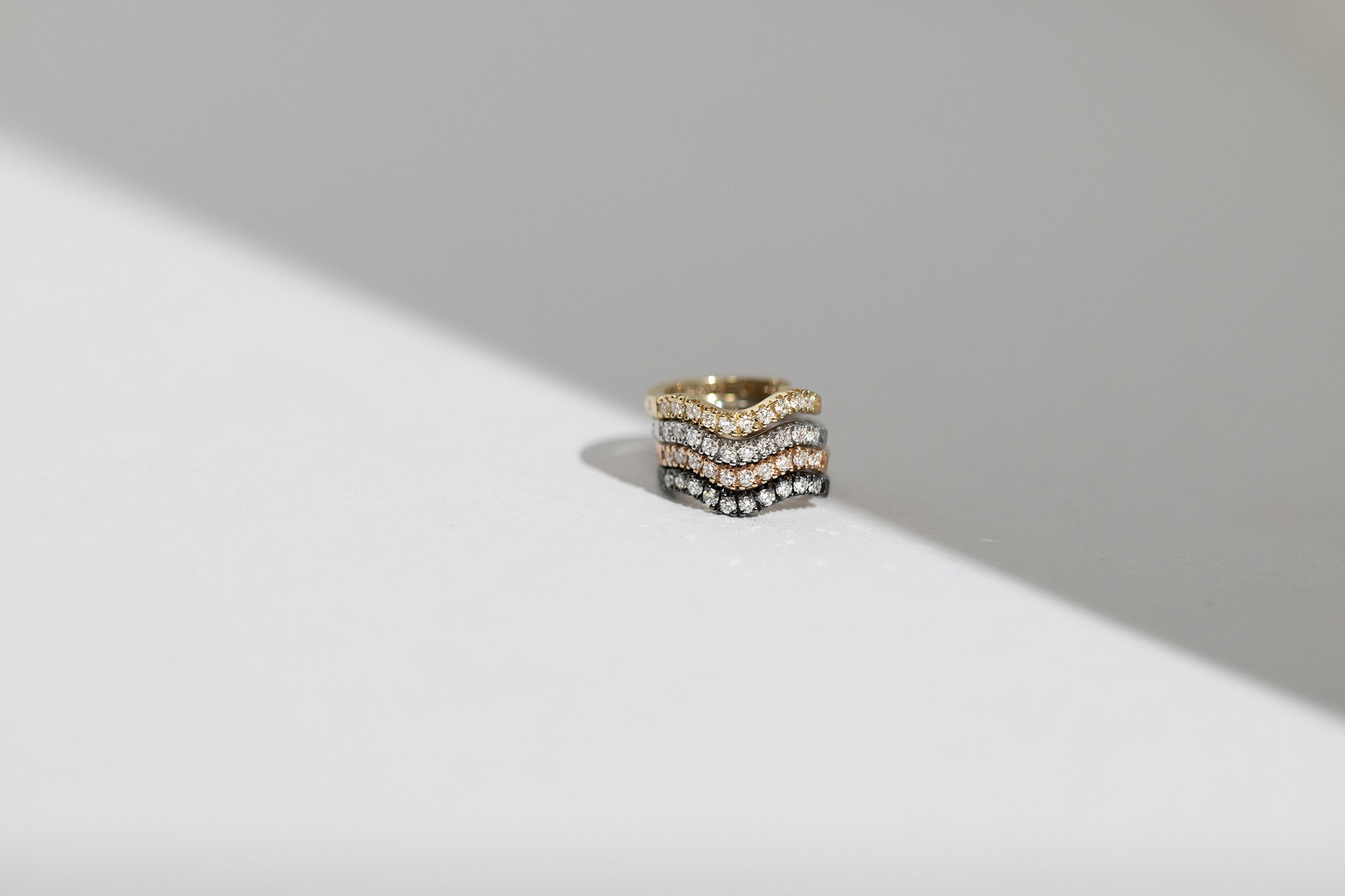 Orecchini A Cerchio Huggie Donna – Diamanti Simulati Tondi Placcati Oro Bianco 14kt Su Argento 925
