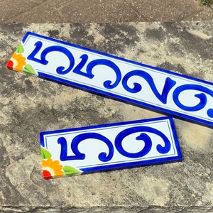 Verticale plaquette met huisnummer voor post. Verticale adresnummers van keramiek voor hekwerk. Kies uit 6 maten en zes kleuren. Adresbord met bloemen