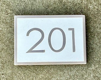 Wohnungstür Zahlen, Zahlen für Wohnungstüren, Hotelzimmer Zahlen, Gebäude 2774.