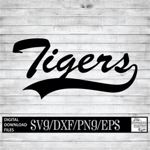 Könnte beinhalten: Schwarzweiß digitaler Download des Wortes "Tigers" in einer kursiven Schriftart mit einem geschwungenen Schwanz. Der Text befindet sich auf einem weißen Holzmaserungshintergrund. Der Text "SVG/DXF/PNG/EPS" befindet sich unten in der Mitte des Bildes.