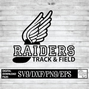 Könnte beinhalten: Schwarzweißes Grafikdesign eines geflügelten Laufschuhs mit dem Text "RAIDERS TRACK & FIELD" darunter. Das Design befindet sich auf einem Holzmaserungshintergrund.