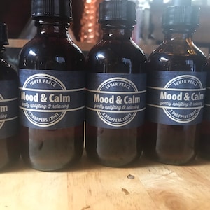 Può includere: Cinque bottiglie di vetro marrone con etichette nere che recitano "Inner Peace Mood & Calm gently uplifting & relaxing 2 droppers 2xday".