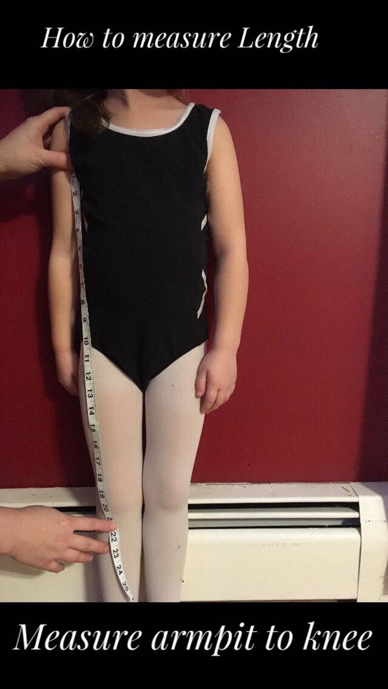 Op de afbeelding: Een kind in een zwart turnpakje en witte panty's wordt gemeten met een meetlint. De tekst "How to measure Length" en "Measure armpit to knee" staan in de afbeelding. Het meetlint toont inches.