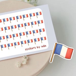 Puede incluir: Una hoja de pegatinas con la bandera francesa repetida. Las pegatinas son blancas con un diseño de bandera azul, blanca y roja. El texto "stickers by ada" está impreso en la hoja. Se muestra una sola pegatina por separado.
