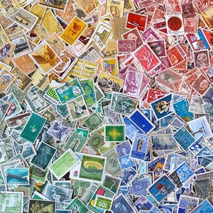 Francobolli ordinati per colore, dal VINTAGE al MODERNO, usati