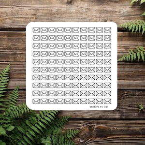 Op de afbeelding: Een vierkante sticker met een raster van kleine, zwarte envelopillustraties. De sticker heeft afgeronde hoeken en de tekst "stickers by ada" rechtsonder. De achtergrond is een houten oppervlak met groene varenbladeren.