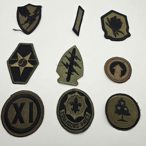 Colección de parches antiguos y discretos del Ejército de EE. UU. – 2.º Regimiento de Caballería Blindada, 91.º Regimiento de Infantería, 8.º Ejército – Época de Vietnam/Guerra Fría