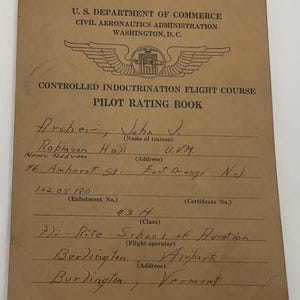 Libro de registro de piloto de la Segunda Guerra Mundial de 1943, curso de vuelo de calificación de la CAA, UVM Burlington Vermont Piper Cub Aeronca