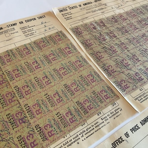 以下が含まれることがあります： アメリカ合衆国のヴィンテージ配給切手とクーポンシート。切手は薄いタン色で、バーガンディ色の文字と「R3」の文字が入っています。シートには手書きの詳細が記載されています。