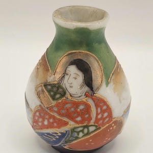 Miniatyrvas från ockuperat Japan – handmålad Kannon Moriage-keramik (ca 1945-1952)