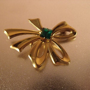 sale Vintage jewelry/ gift/ brooch /costume jewelry/ bow with green faceted rhinestone /bow brooch/ jewelry /  gold tone metal