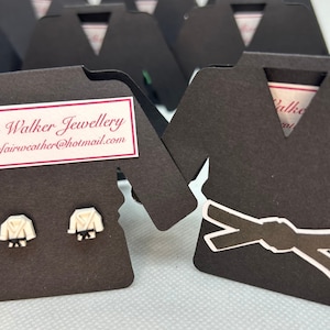 Pendientes de botón con diseño de chaqueta de artes marciales: color de cinturón personalizado: joyería de arcilla polimérica hecha a mano