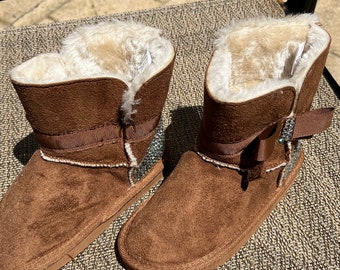 Botas de pedrería de piel de oveja de ante marrón castaño para niños talla 11/12