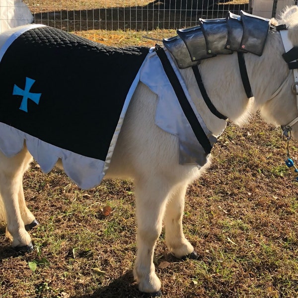 Déguisement de cheval Destrier pour cheval de toutes tailles - couverture et collier de cheval - couleurs et symboles au choix