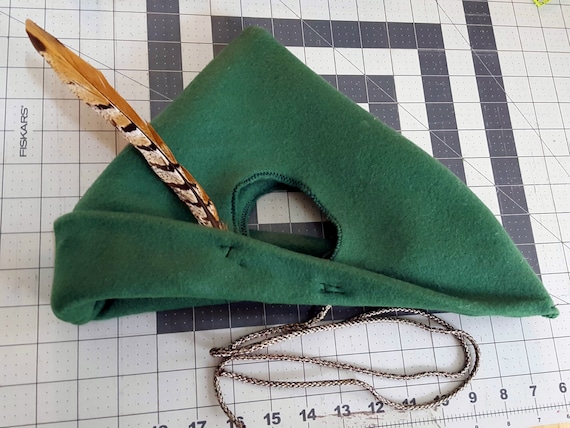 PETER PAN//ROBIN HOOD SOFT GREEN HAT RED FEATHER DETAIL FAIRYTALE FANCY DRESS