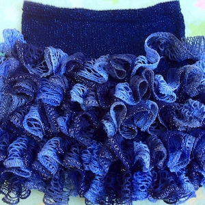 Peut inclure: Une jupe à volants bleue et bleu clair en crochet.