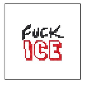 Op de afbeelding: Witte vierkant met de tekst "FUCK ICE" in een pixelachtige stijl. Het woord "FUCK" is zwart en "ICE" is rood. Het ontwerp is gecentreerd op een witte achtergrond.