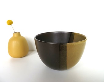 Vintage Heath Ceramics Deep Serving Bowl in Desert Ochre, Modernist Yellow And Brown Serving Bowl By Edith Heath