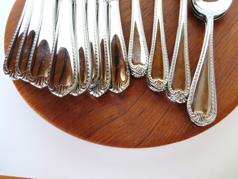 Vintage 26 Piece Reed and Barton Domain Spoon and Knife Set, 18/10 Stainless Steel Mixed Cutlery Set image 3