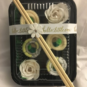 Salviette per neonati sushi, regalo neutro per baby shower, 4 salviette colorate piegate come sushi + bacchette regalo per baby shower, nuovo regalo in scatola, &card