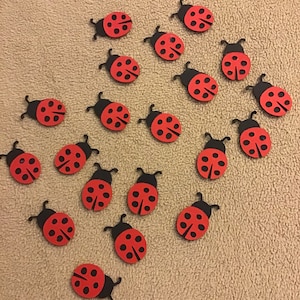 Coccinelle découpe des confettis. 15 pour la fabrication de cartes, embellissements, cadeaux de bricolage, couleurs de base, décorations de gâteaux
