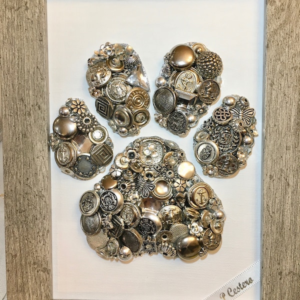 Image d’art de bouton de patte, dans la mémoire aimante, œuvre d’art de patte de chien, Swarovski, art bling, art de bouton, cadeau unique, patte de chien déco, livraison gratuite,