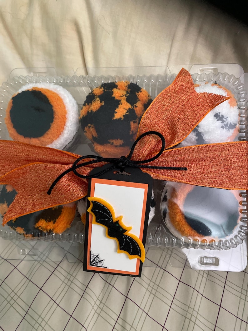 Caja de regalo de calcetines de Halloween, 3 pares hechos a mano con forma de cupcakes esponjosos, regalo para quinceañera, regalo para el hospital, regalo divertido, envío gratis. Calcetines suaves para cumpleaños. imagen 2