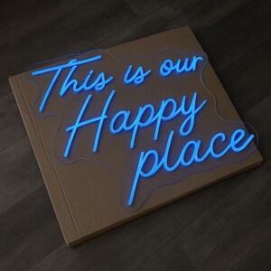 Letreiro de neon personalizado "Este é o Nosso Lugar Feliz", letreiro de neon personalizado para áreas externas, letreiro de neon LED para decoração de parede, luz de neon para presente personalizado, letreiro de neon